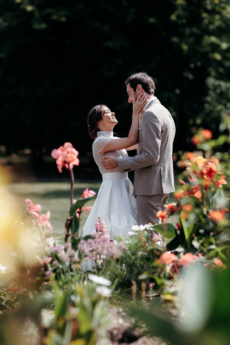Séance photo de couple dans un décors fleuri à Vernouillet dans les Yvelines