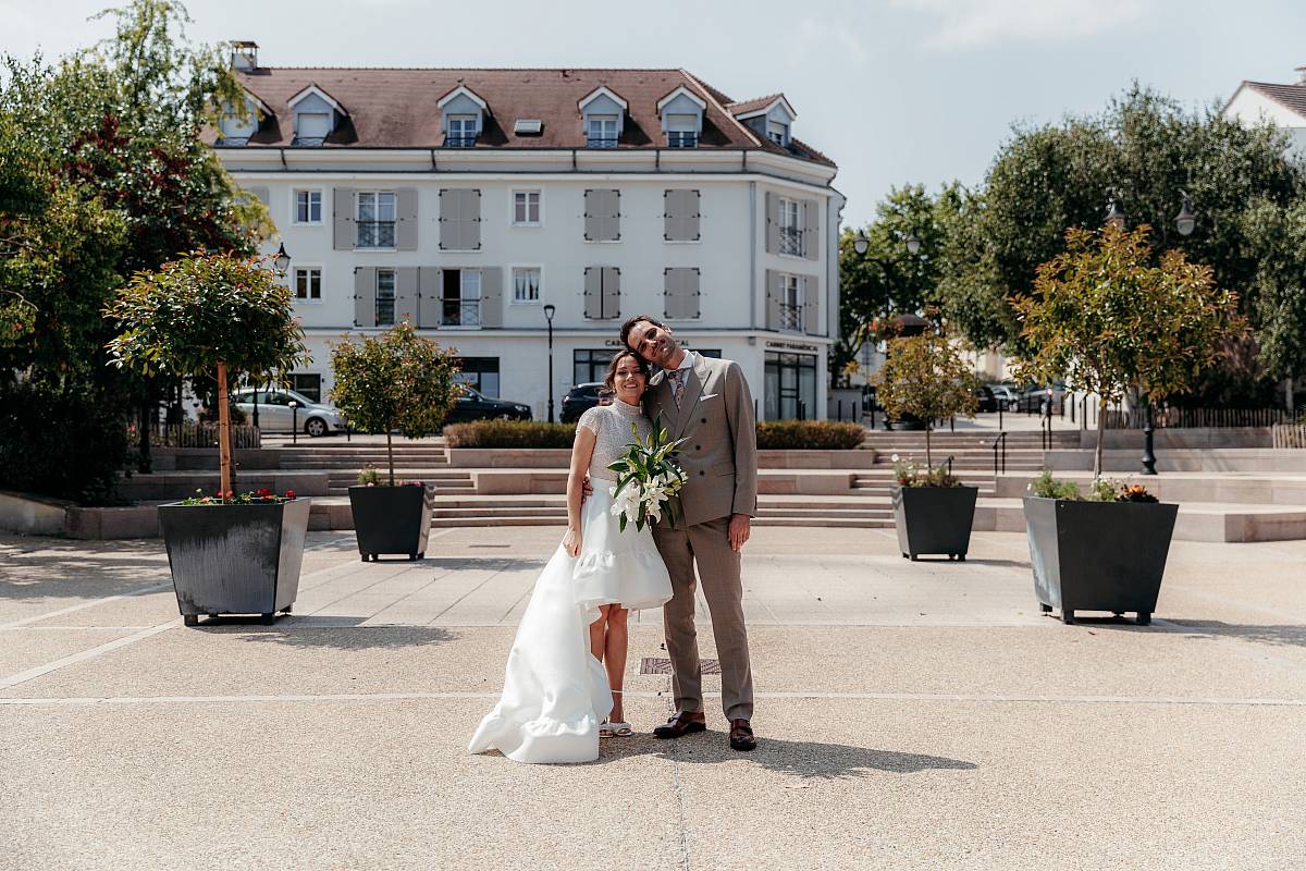Les mariés devant la mairie de Vernouilelt