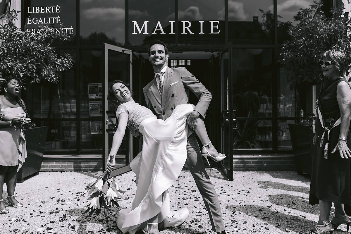 Pose acrobatique des mariés au moment de la sortie de la mairie dans les Yvelines