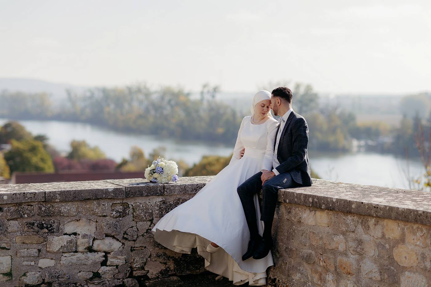 Photo de couple des mariés avec la vallée de la Seine en arrière plan