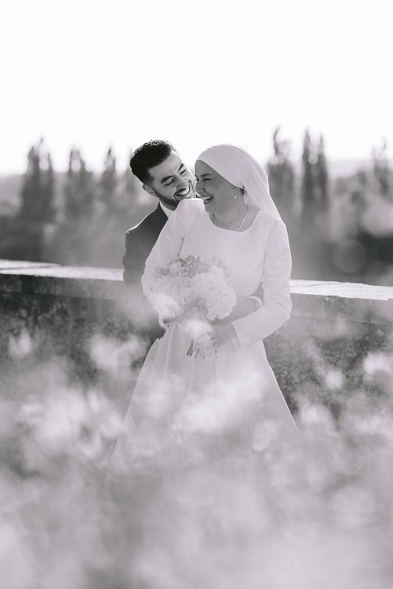 Le jeu des bisous pendant la séance photo de couple