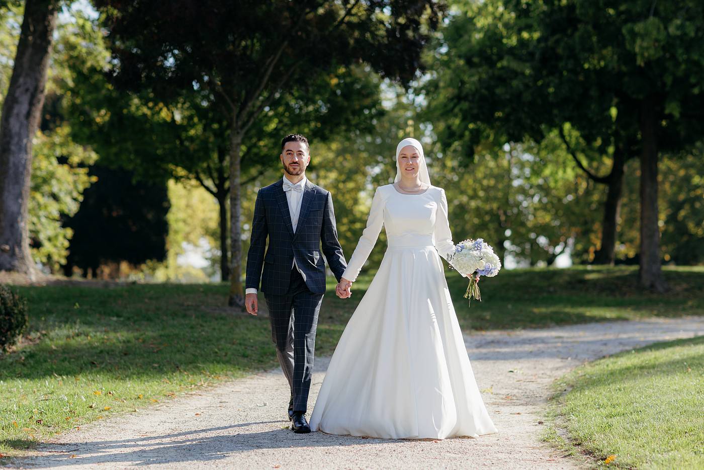 Le couple marche main dans la main