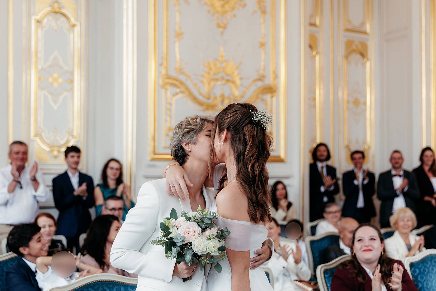 Baiser des mariées après s'être dit "oui" devant le Maire