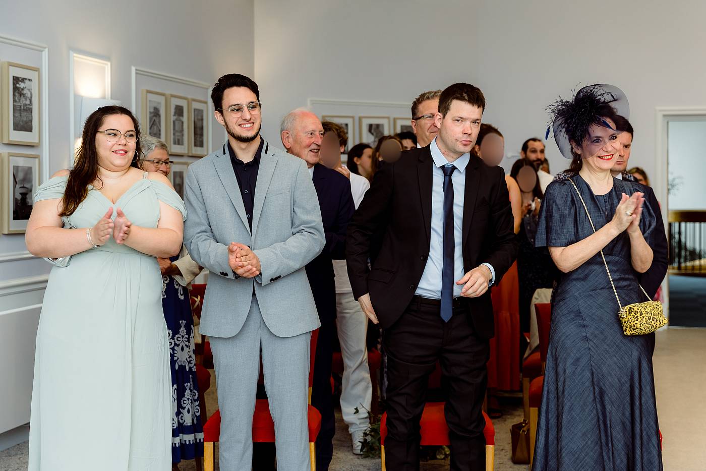 Les invités applaudissent après l'échange des voeux