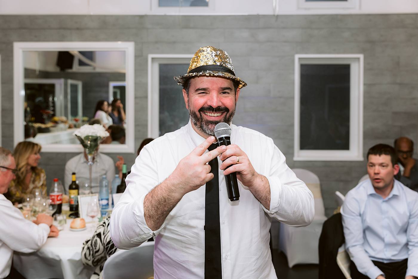 L'animateur lors de la fête de mariage