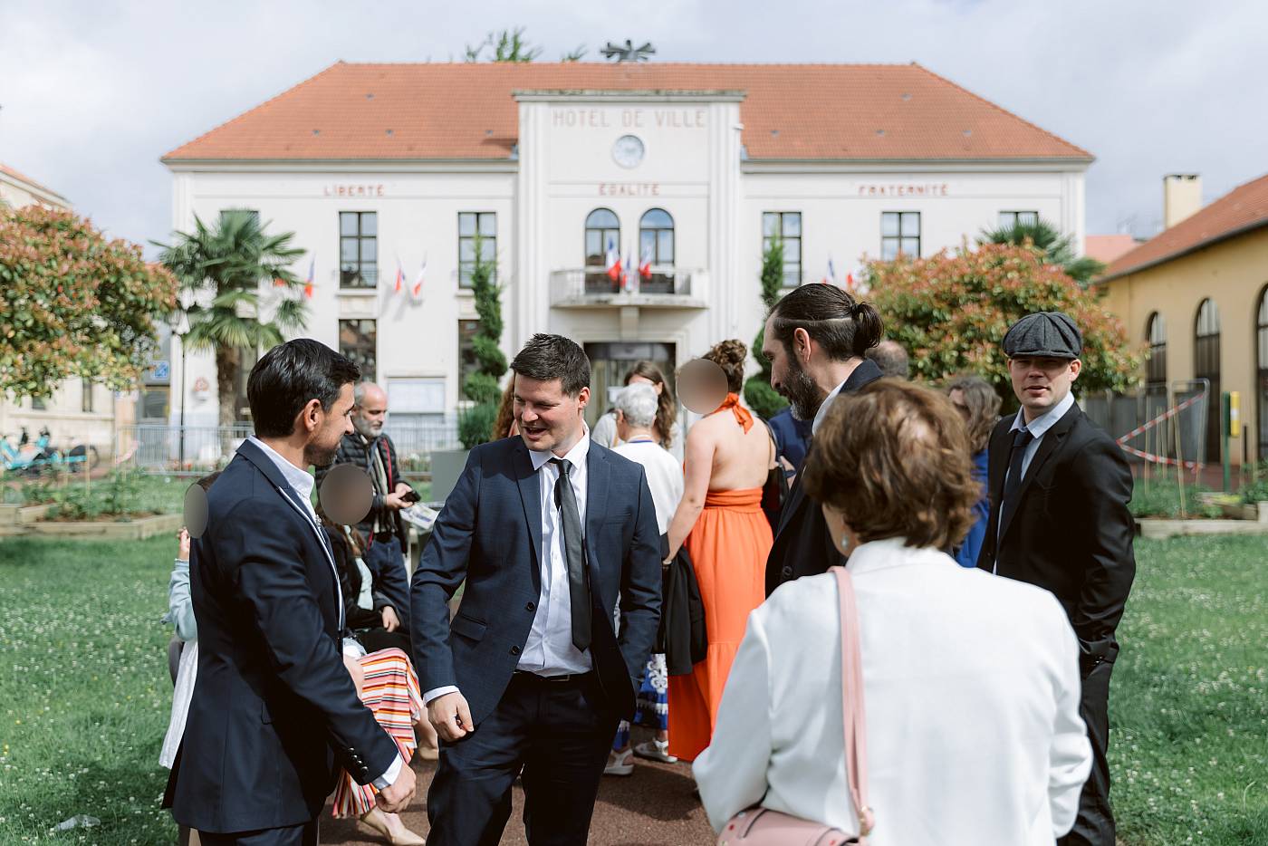 Les invités se regroupent à la mairie de Montesson dans les Yvelines