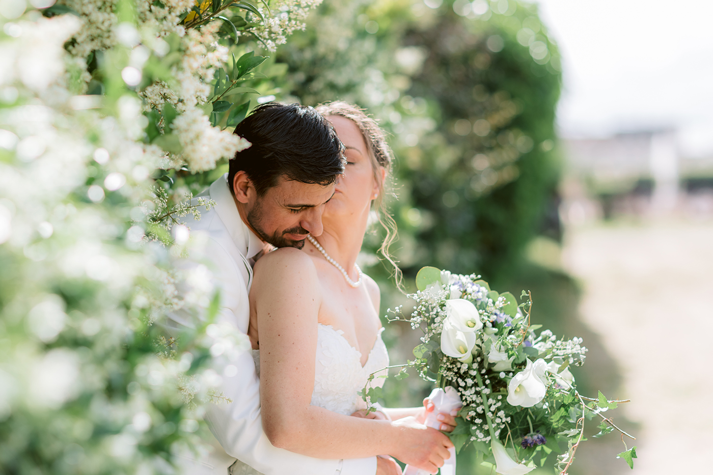 Séquence tendresse et sentimentale parmi les fleurs blanches