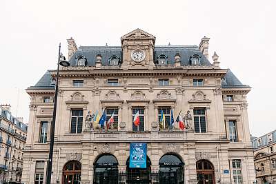 Vue face à la mairie du 18ème