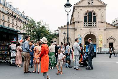 Les invités devant la mairie du 18ème