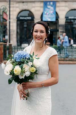 La mariée et son bouquet avant le premier regard