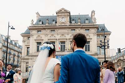 Les mariés face à la mairie du 18ème