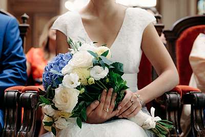 La mariée et son bouquet durant la cérémonie