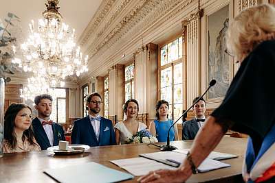 Les mariés devant la maire