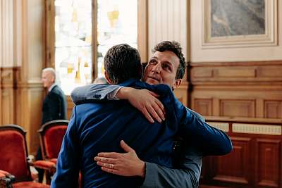 Le marié dans les bras de son témoin