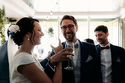 Les mariés trinquent avec une coupe de champagne