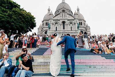 Les mariés se font applaudir sur les marches menant au Sacré-Coeur