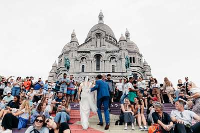 Début de la séance photo de couple à Montmartre