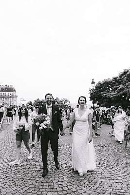 Les mariés dans les rues de Montmartre