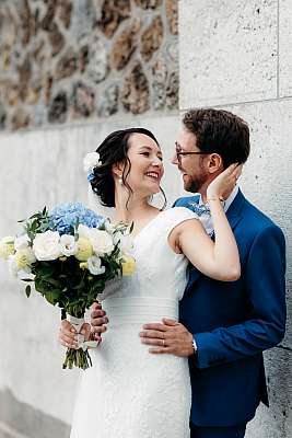 Pose des mariés durant la séance photo de couple