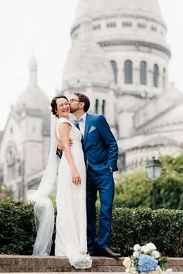 Les mariés et la basilique en arrière plan