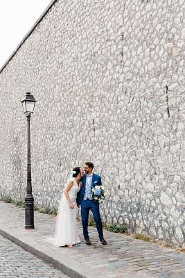 Les mariés s'amusent dans les rues de Montmartre