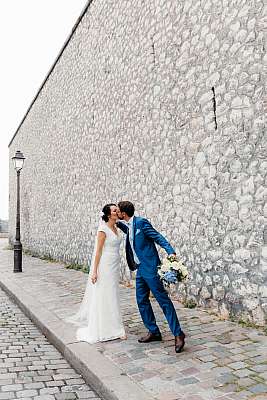Baiser des mariés dans les rues de Montmartre