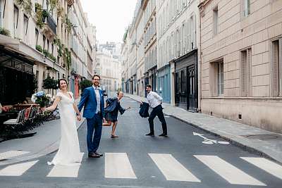 Séance photo de couple dans les rues du 7ème arrondissement en compagnie des témoins