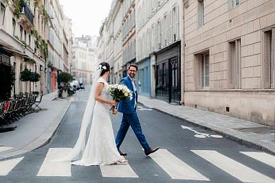 Lees mariés dans les rues du 7ème arrondissement