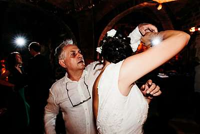La mariée danse au bras de son père