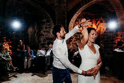 Les mariés pendant la première danse