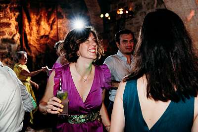 Les invités s'amusent avec les mariés lors de la réception à Paris
