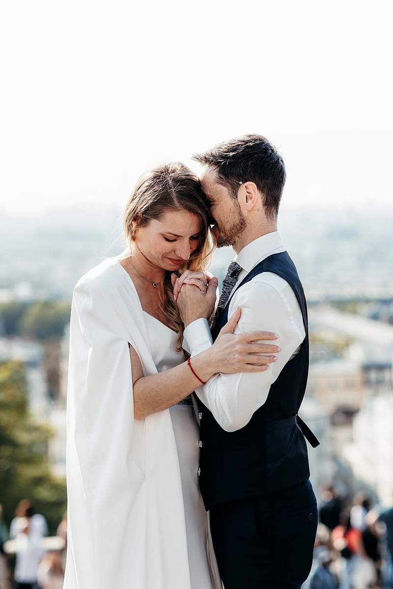 Photo de couple avec vue sur tout Paris