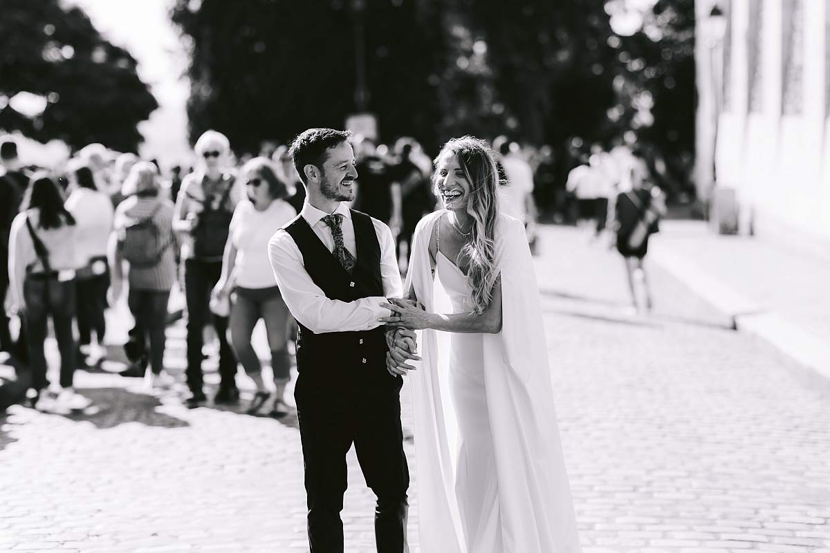 Le couple s'amuse au milieux de la foule à Montmartre