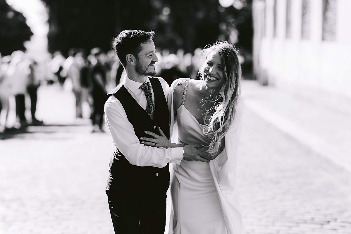 Photo du couple en noir et blanc à Paris 18