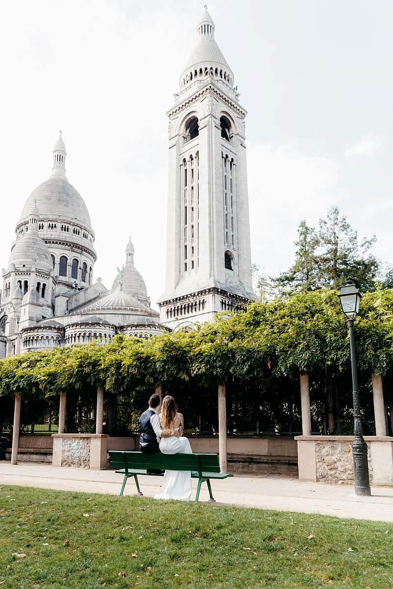 Le couple sur un banc avec une vue splendide sur le sacré-coeur