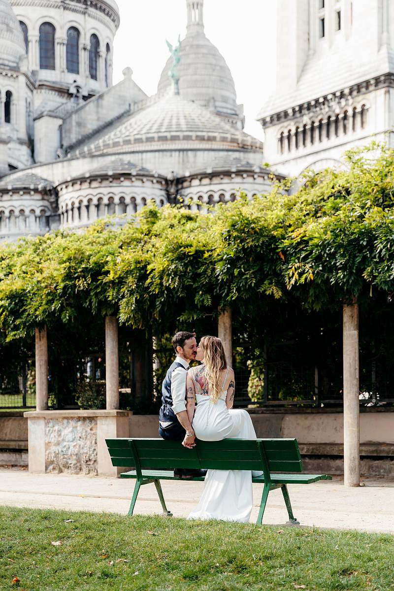 baiser du couple sur un banc