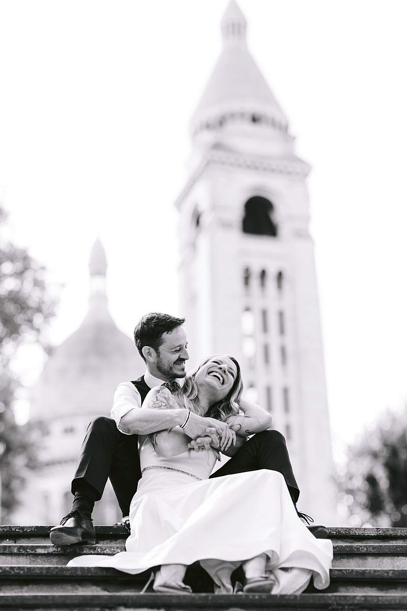 fou rire du couple avec le Sacré-Coeur en arrière plan