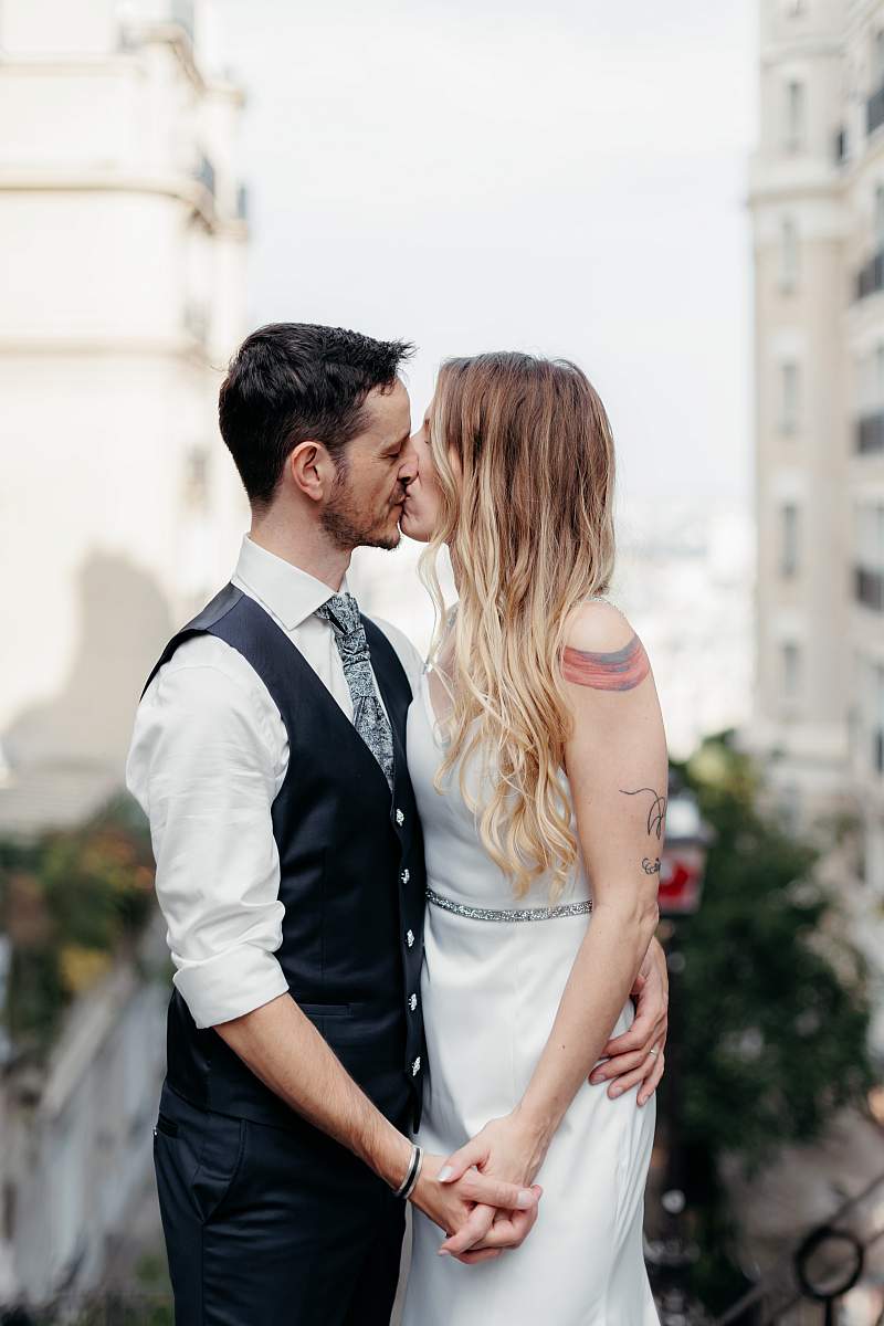 Le couple dans les escaliers amenant à Montmartre