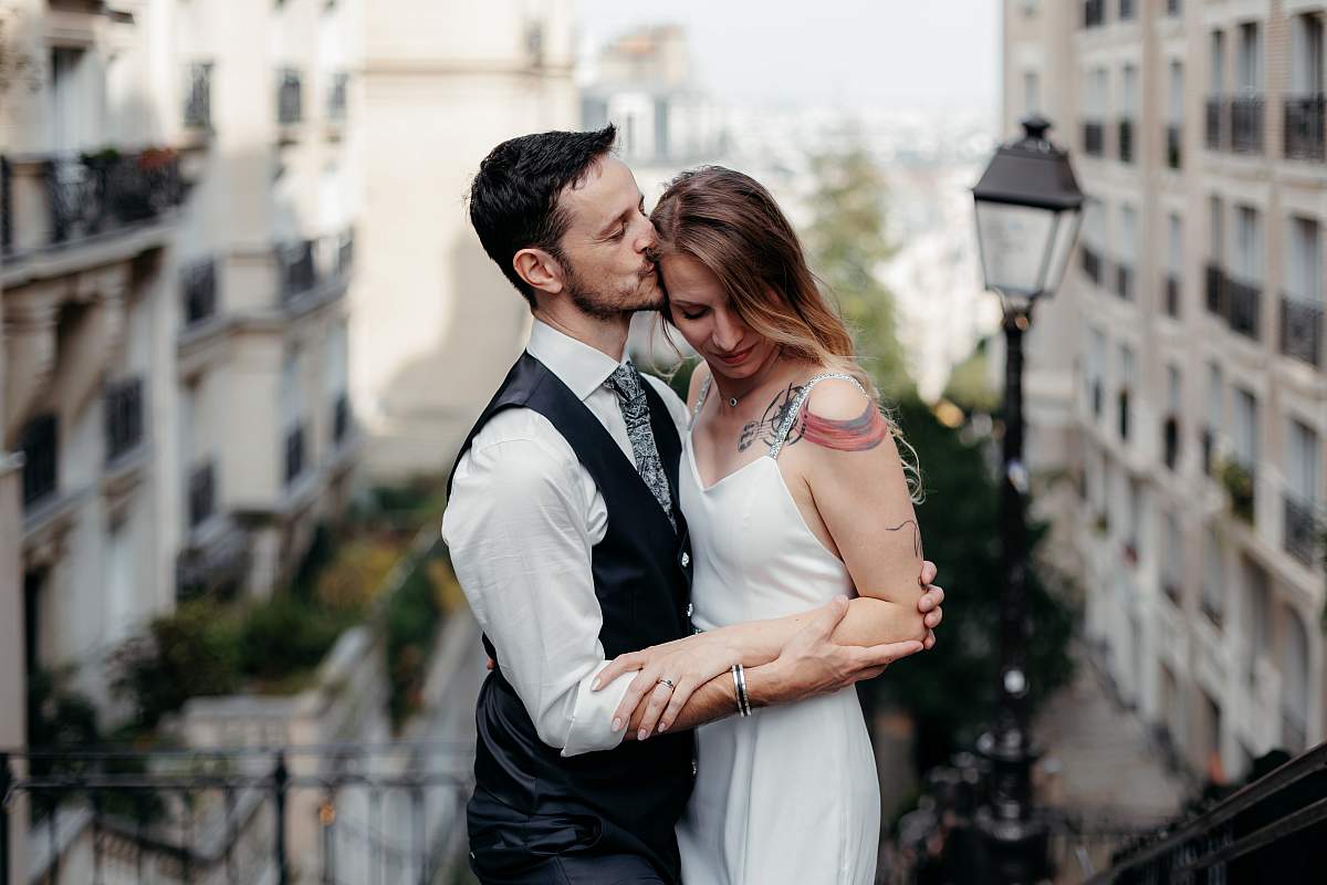 Le baiser sur le front de la mariée
