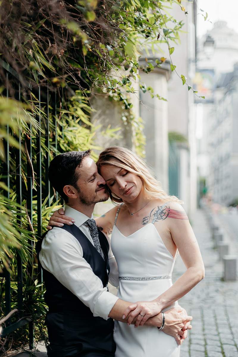 Photo du couple dans les rues de Montmartre