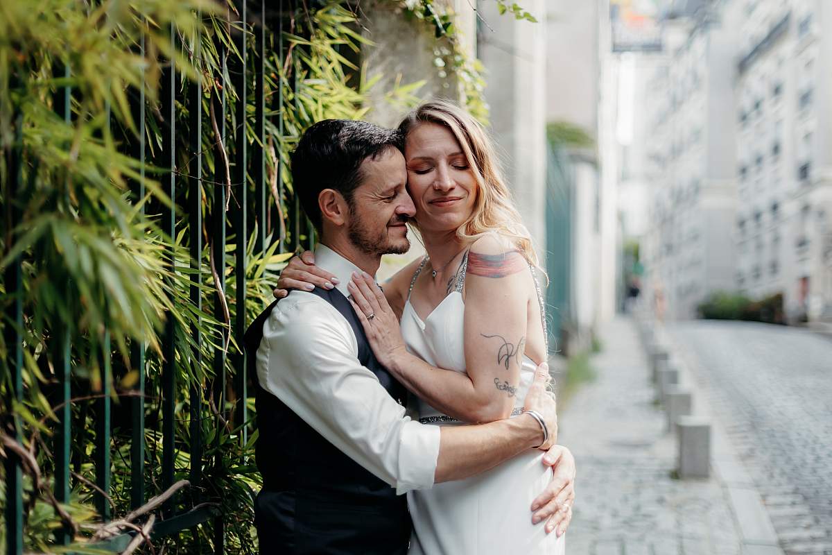 Le couple dans les rues typiques de Montmartre dans le 18ème arrondissement de Paris