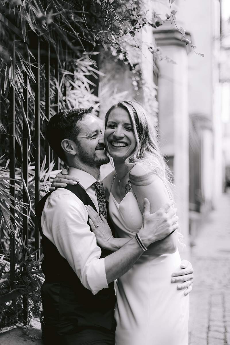 L'éclat de rire du couple pendant la séance à Montmartre