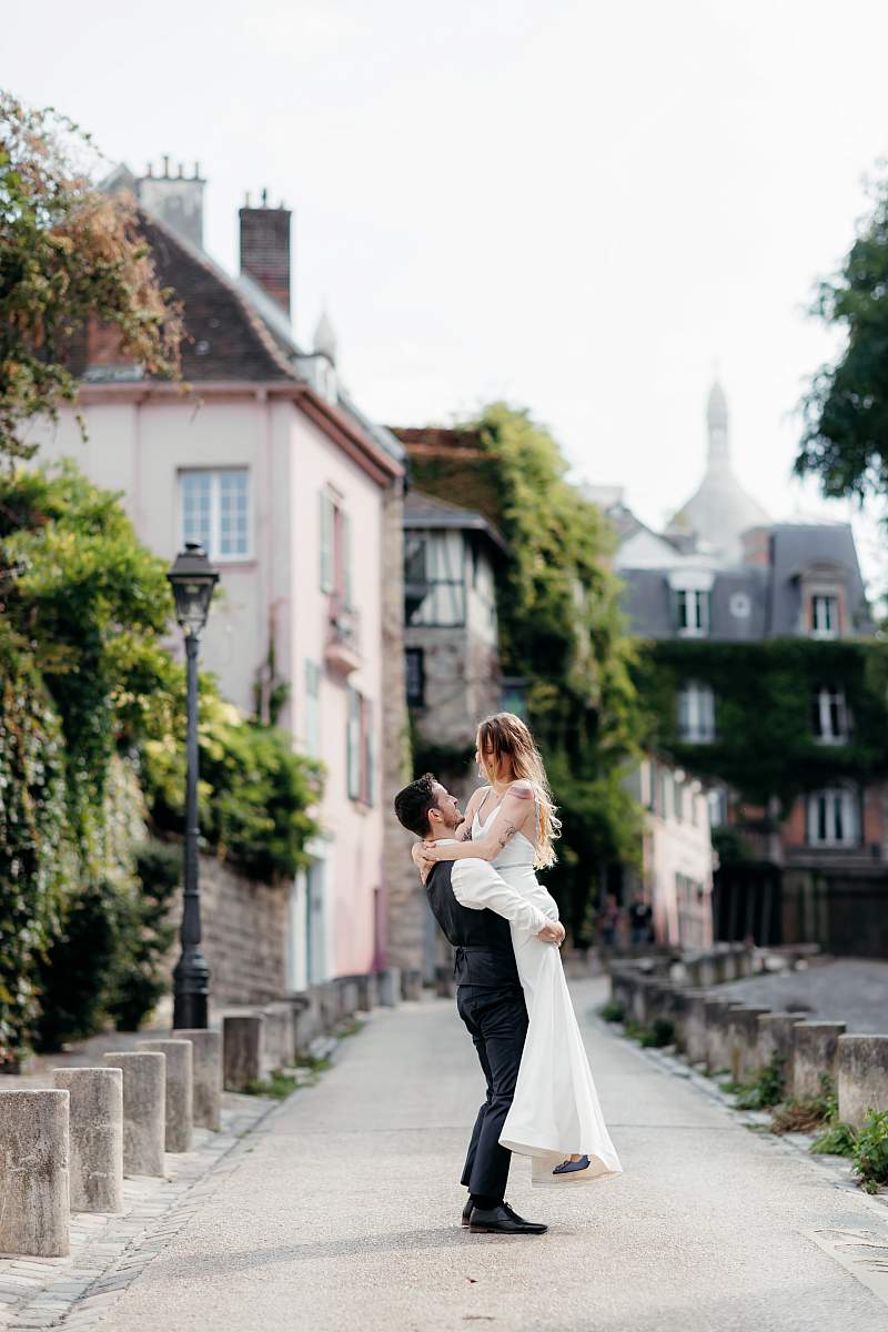 Monsieur porte madame dans la rue de l'abreuvoir à Montmartre