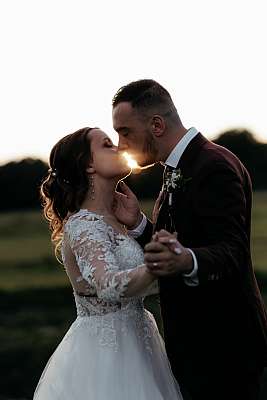 Autre cliché du baiser d'anthologie avec le soleil en arrière plan