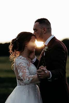 Le baiser sur le front de la mariée lors de la séance de couple