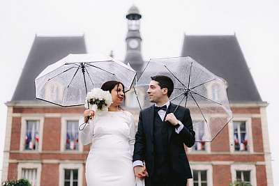 Photo de couple devant la mairie