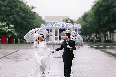 Les mariés marchent main dans la main pendant la séance de couple