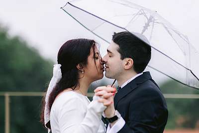Séance photo de couple sous la pluie