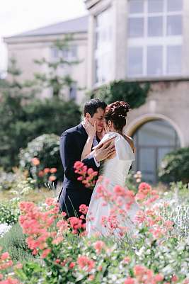 Les mariés complices dans un champ de fleurs