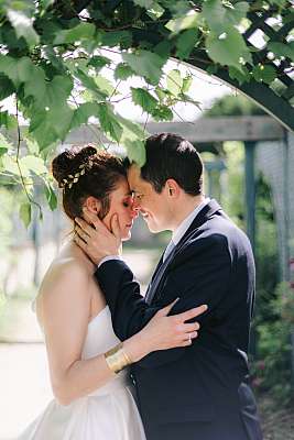 Pose douce et romantique des mariés